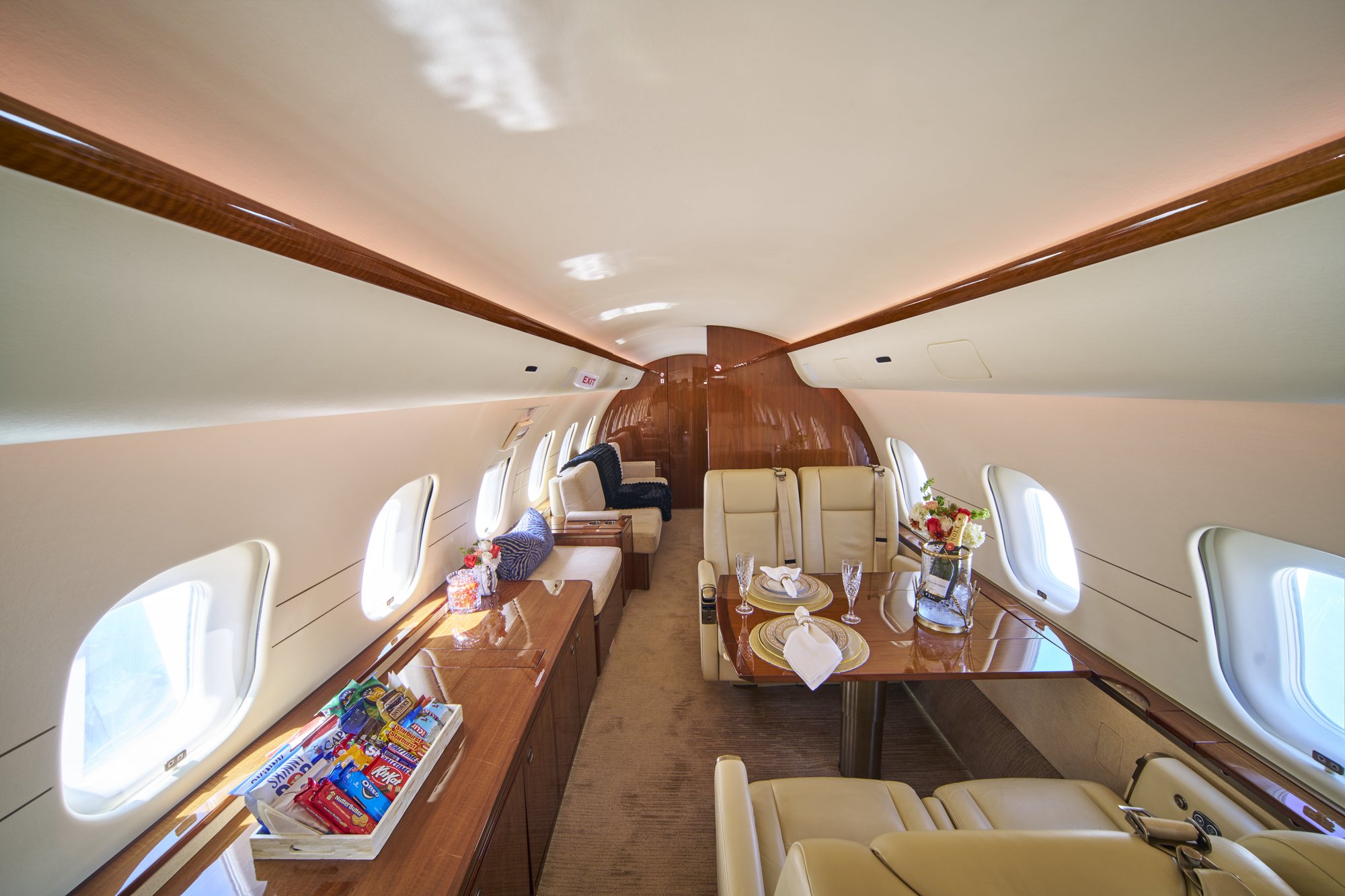 2007 Bombardier Global 5000 mid cabin, view looking aft toward the conference and dining area