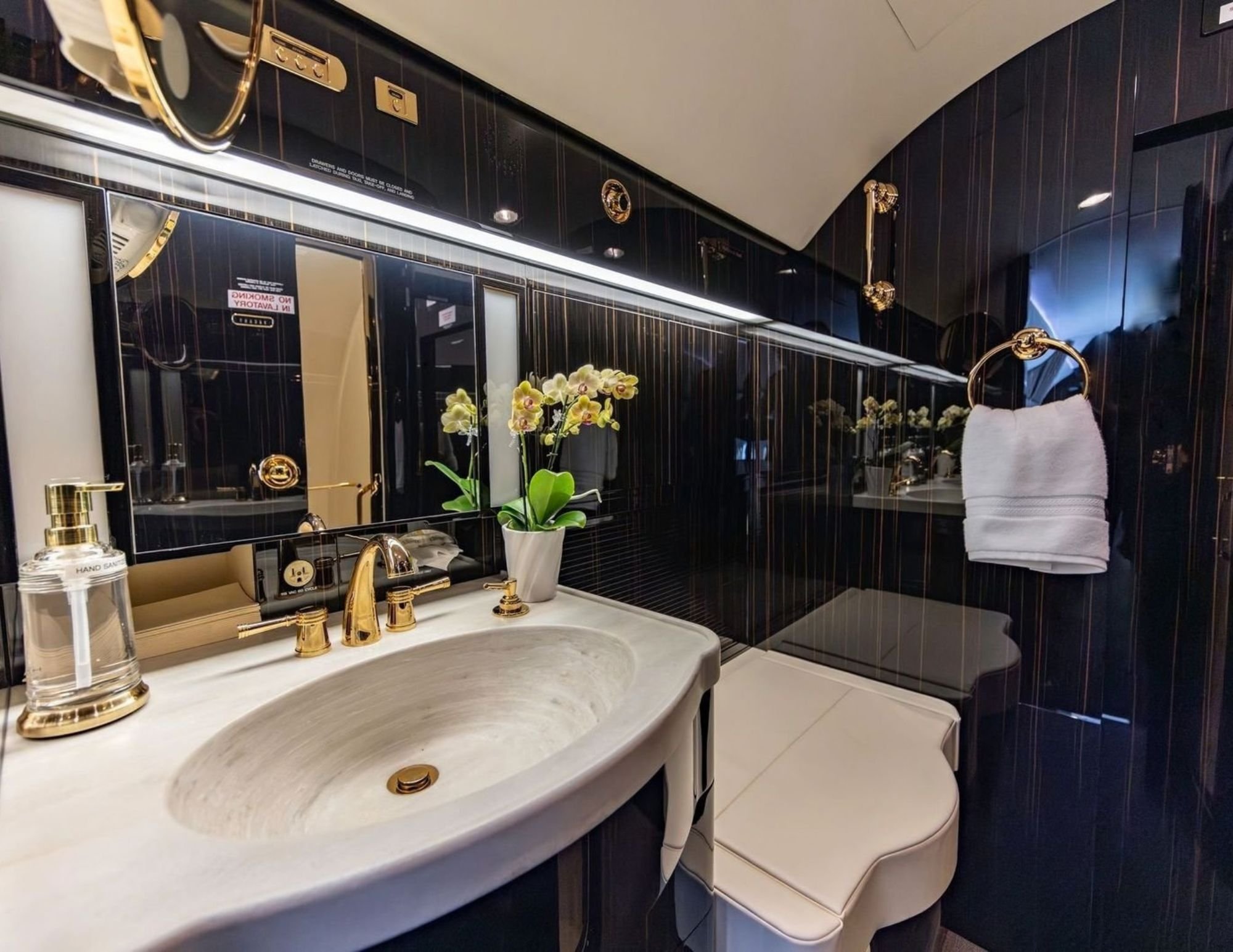 Aft lavatory of a 1999 Gulfstream GV