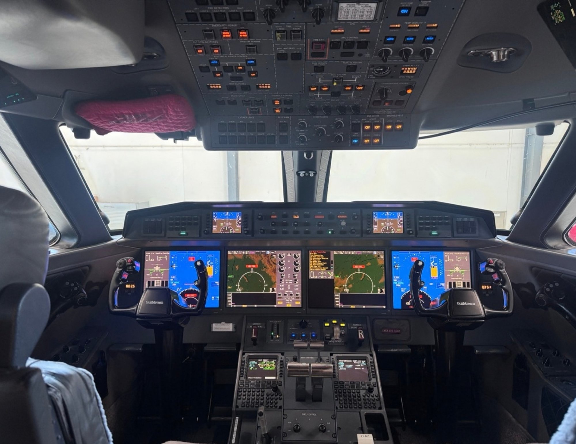 Flight deck of a 2015 Gulfstream G650ER
