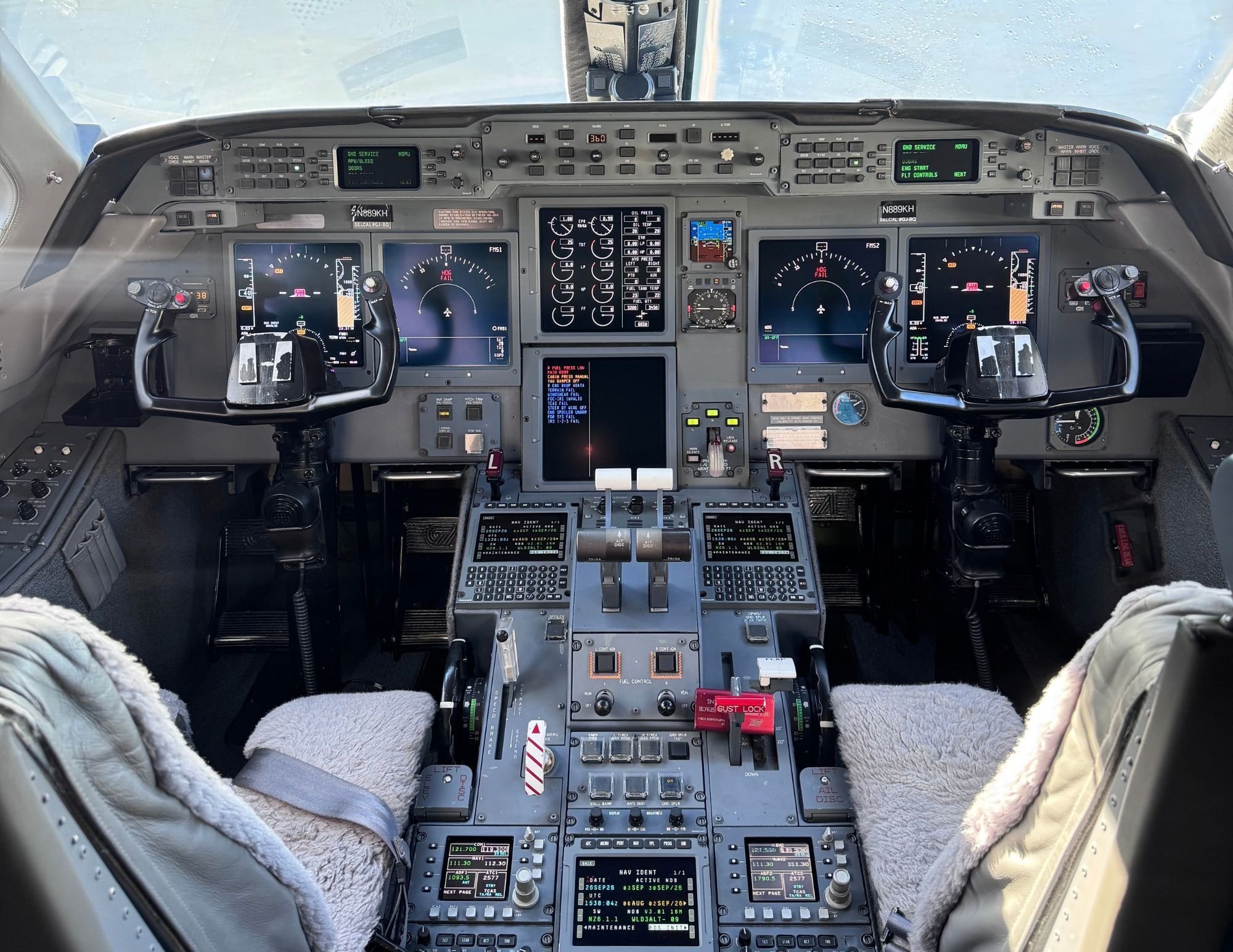 Cockpit of a 1999 Gulfstream GV