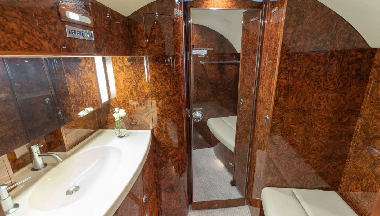 2001 GULFSTREAM GIV-SP Bathroom