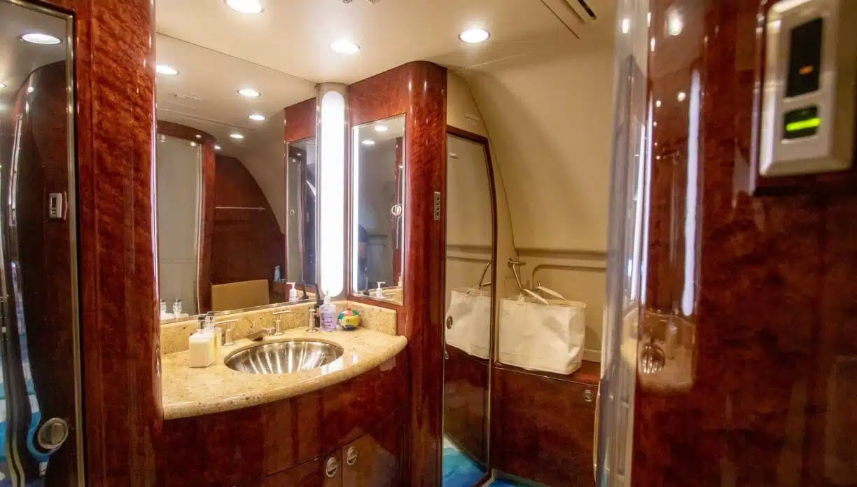 2008 BOEING BUSINESS JET Bathroom.jpg