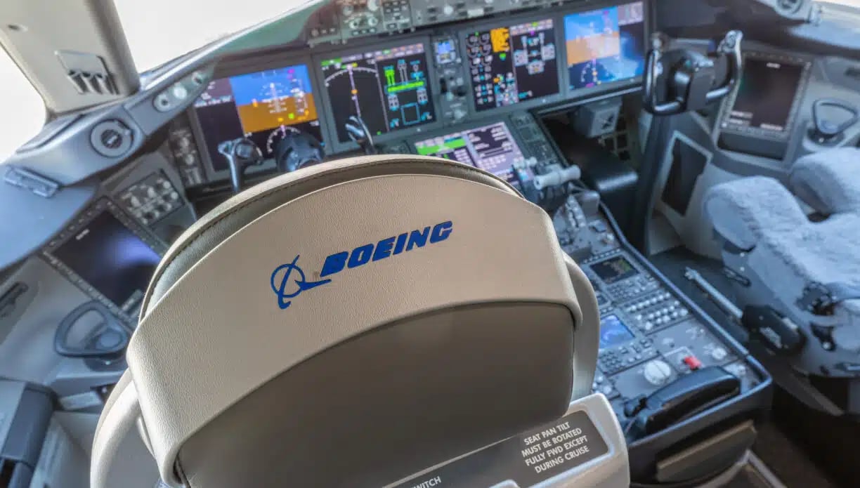 2017 BOEING 787-8 DREAMLINER_Interior Cockpit 2.jpg