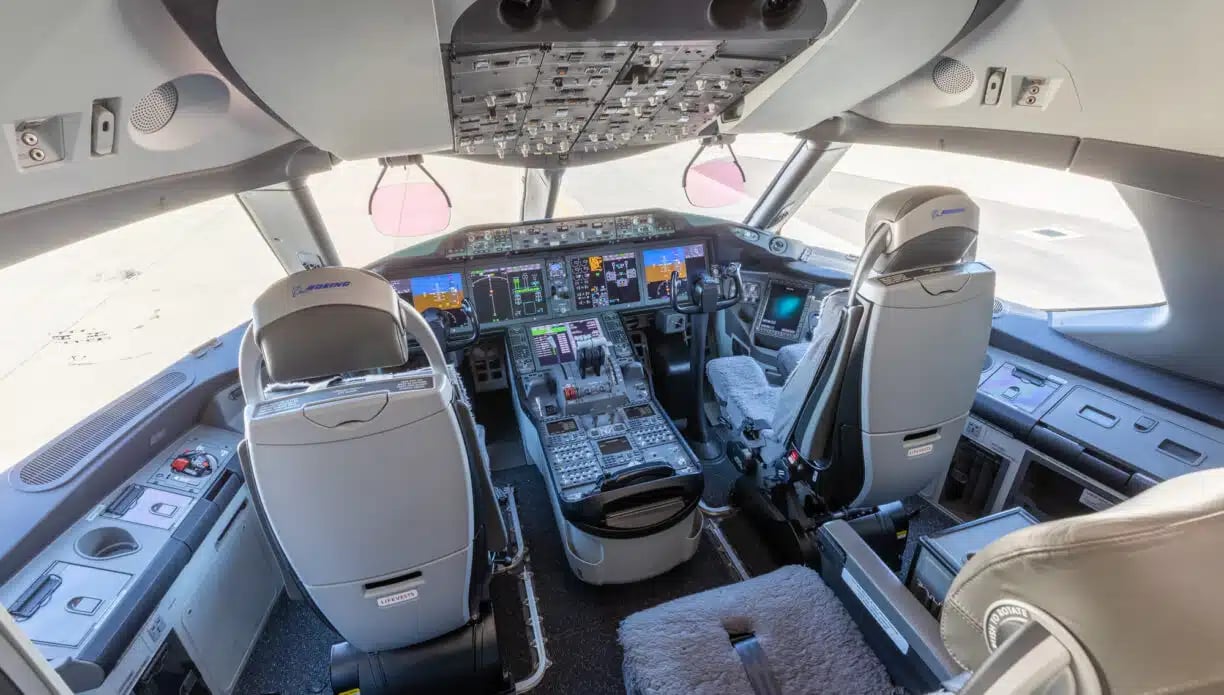 2017 BOEING 787-8 DREAMLINER Interior Cockpit