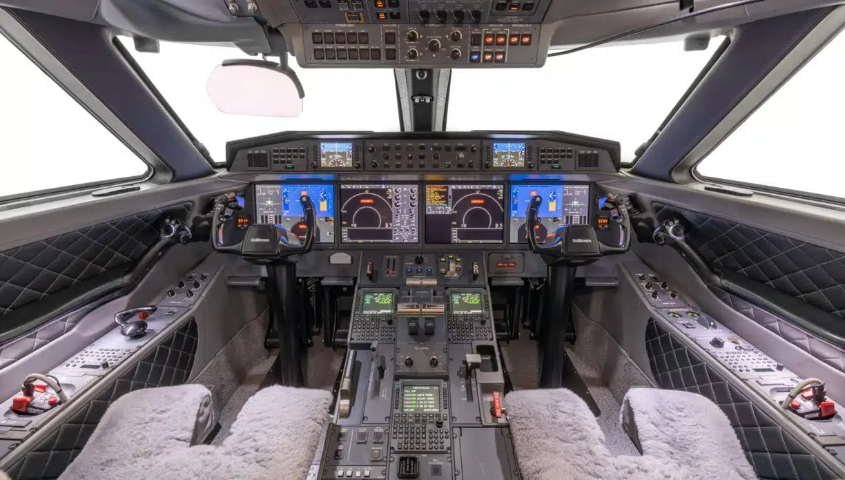 2018 GULFSTREAM G650ER Cockpit.jpg