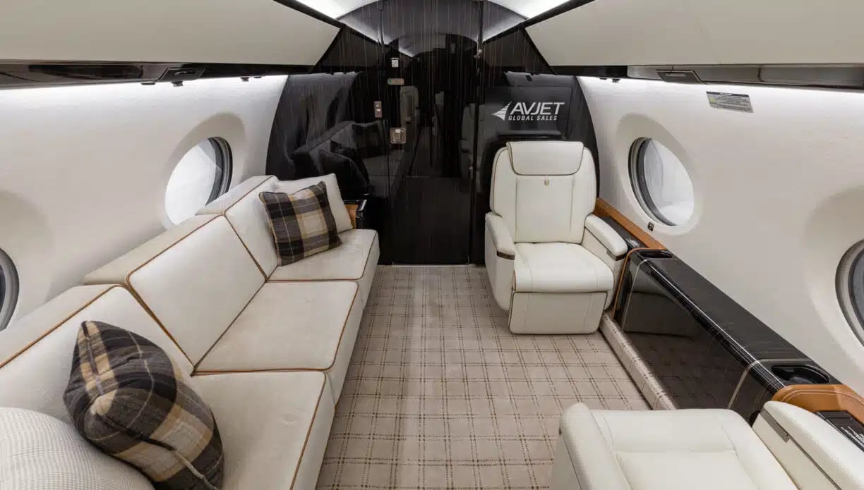 2018 GULFSTREAM G650ER_Couch and Recliner.jpg