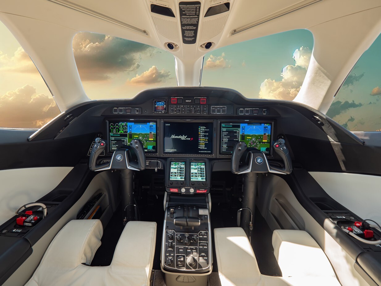 2022 HondaJet Elite S cockpit featuring a modern dual-pilot flight deck, advanced glass avionics displays, ergonomic controls, and panoramic forward visibility.